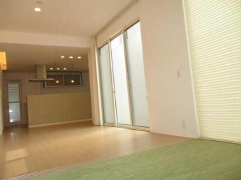 広くて明るいリビング、天井高は２７００㎜あります