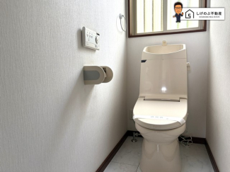 換気にも配慮した窓付きのトイレスペースとなっています。こちらは嬉しいウォシュレット機能付きです。