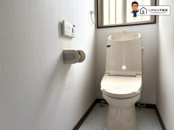 換気にも配慮した窓付きのトイレスペースとなっています。こちらは嬉しいウォシュレット機能付きです。