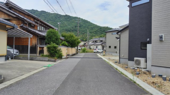 【前面道路含む現地写真】