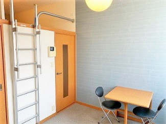 広くて明るい寝室