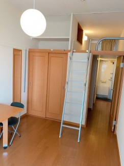 落ち着いた色調の寝室です