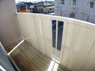 外からの目が気にならないバルコニーで洗濯物が干せます