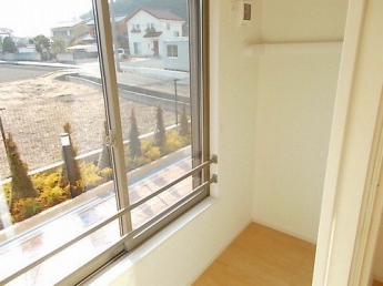開放的で明るい空間を演出してくれるバルコニーです