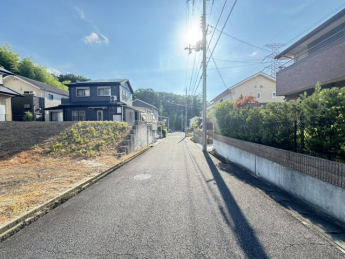 【前面道路含む現地写真】
