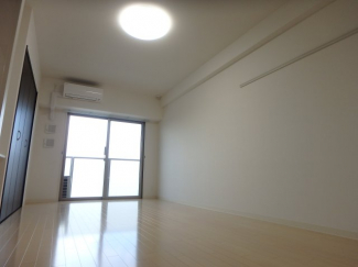 落ち着いて過ごせるお部屋なので、寝室にいかがでしょうか