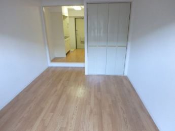 落ち着いて過ごせるお部屋なので、寝室にいかがでしょうか