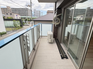 暖かな日差しのふりそそぐバルコニー