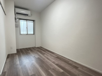 落ち着いた色調の寝室です