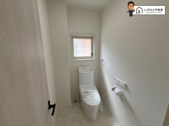 換気にも配慮した窓付きのトイレスペースとなっています。