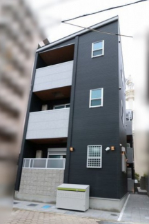 グレーの外観がおしゃれなスタイリッシュな建物です。