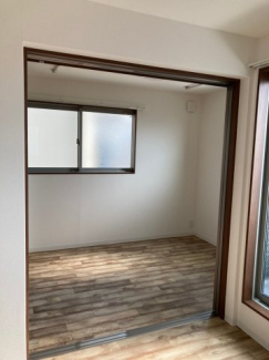 窓がたくさんあり光を取り込むので明るいお部屋です☆
