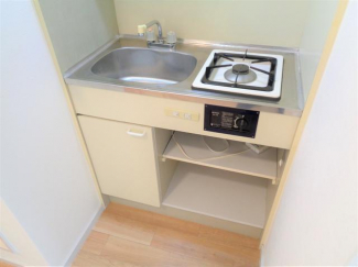 キッチン台下は棚になっています