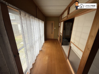 縁側は大きな窓があり、心地よい日差しが差し込みます♪