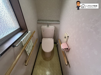 換気にも配慮した窓付きのトイレスペースとなっています。