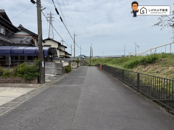 前面道路は約6ｍの広さがございます。車庫入れもスムーズに行えます。