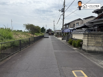 前面道路は約6ｍの広さがございます。車庫入れもスムーズに行えます。