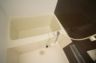 ダークブラウンの壁色でオシャレな浴室です