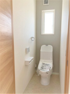 【弊社施工例】清潔感あるトイレスペース／アクセントクロスがかわいい♪