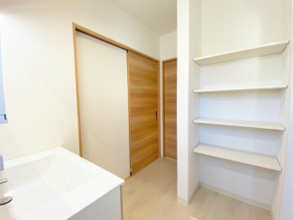 【弊社施工例】洗面室の大容量収納／洗剤やタオル、着替え、ランドリーバスケットなどたっぷり収納できます♪