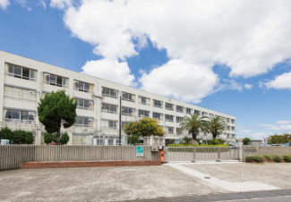 播磨西小学校。低学年のお子様にも通いやすい身近な立地です。まで160m
