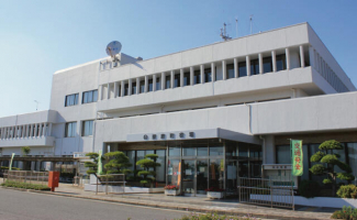 播磨町役場。引っ越しの手続きなど、新生活にあたり身近にあると何かと安心です。まで1260m