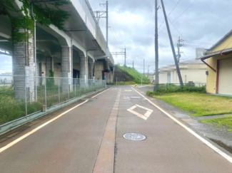 【前面道路含む現地写真】