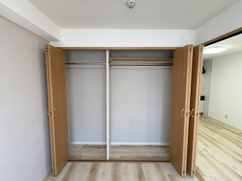 壁一面の大型クローゼット