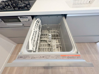 手洗いに比べて時間や労力を節約できることです。また、高温のお湯で洗浄されるため、雑菌や細菌を殺菌する効果もあります。さらに、乾燥機能があるため、手で拭く手間も省け衛生的に保管できます。
