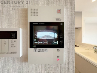 訪問者が来たときにテレビ画面で確認できるため、安心してドアを開けられます。録画機能があるものもあり、留守中に来訪者を記録しておくことができます。利便性が高く、セキュリティ面でも安心です
