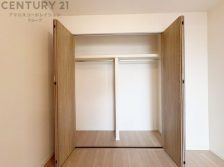 衣類やアクセサリー、小物類の収納が便利で整理整頓がしやすく、部屋の美観を保ちつつ、スペースを最大限に活用できます。衣服のしわやダメージを防ぎ、長持ちさせることができます。
