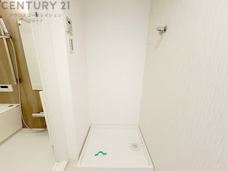 洗濯物の仕分け作業がしやすく、整理整頓が容易になります。洗濯音や湿気を他の部屋に持ち込まず、生活環境を快適に保ちます。上部を活用すれば収納スペースを確保でき洗剤や洗濯用品の整理もしやすくなります。

