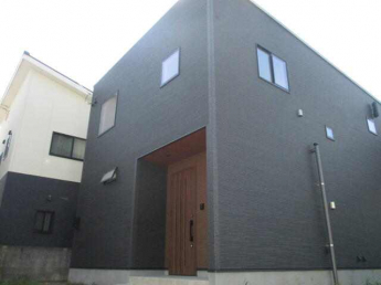 ブラックの外壁と四角い窓が特徴のシンプルな外観です