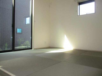 リビングと続き間の和室は使い勝手の良いお部屋です