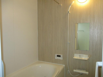 ゆったり１坪サイズのユニットバス、浴室乾燥暖房機付きです