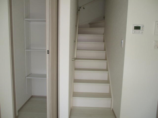 家族のコミュニケーションが取りやすいリビングイン階段と階段下