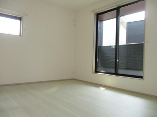 ２階主寝室、バルコニーに面しています