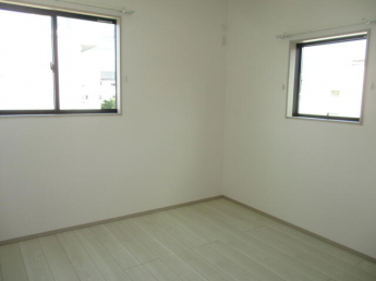 主寝室の他に６帖の洋室が１部屋、５．１帖の洋室が２部屋ありま