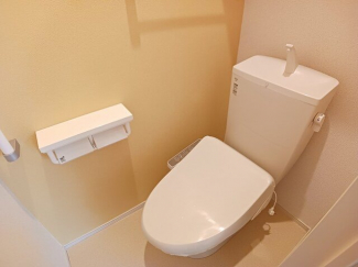 落ち着いた色調のトイレです