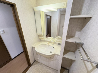 明るい洗面所です