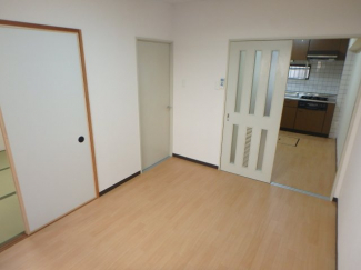落ち着いて過ごせるお部屋なので、寝室にいかがでしょうか