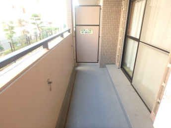 落ち着いた時間を過ごせるバルコニーです