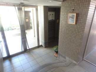 落ち着いたエントランスです