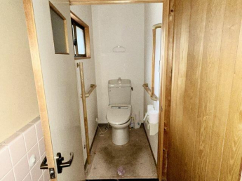 トイレです。手すりがあり安心です。