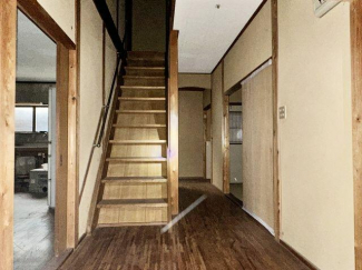 LDKと和室の間にある1F階段の様子です。