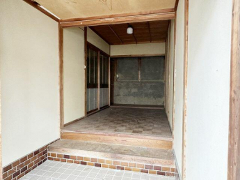 左側の玄関です。広々とした空間になっております。