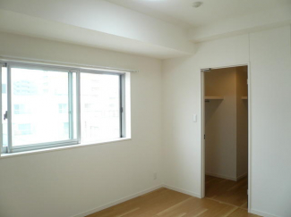 北西側の洋室です。この部屋にはウォークインクローゼットがあり