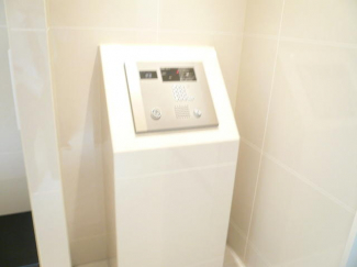 建物入口自動ドア前にはオートロックがあります。