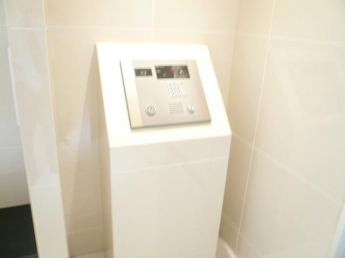 建物入口自動ドア前にはオートロックがあります。