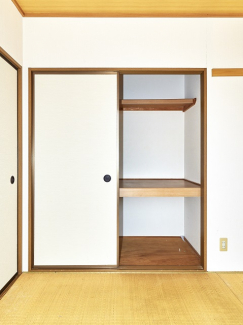 6帖和室の押入はリビングの収納になります